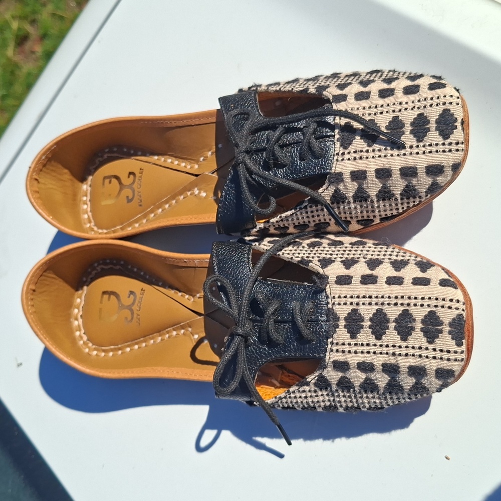 NWOT Fuzzy Goblet Black and Cream Patterned Flats‎